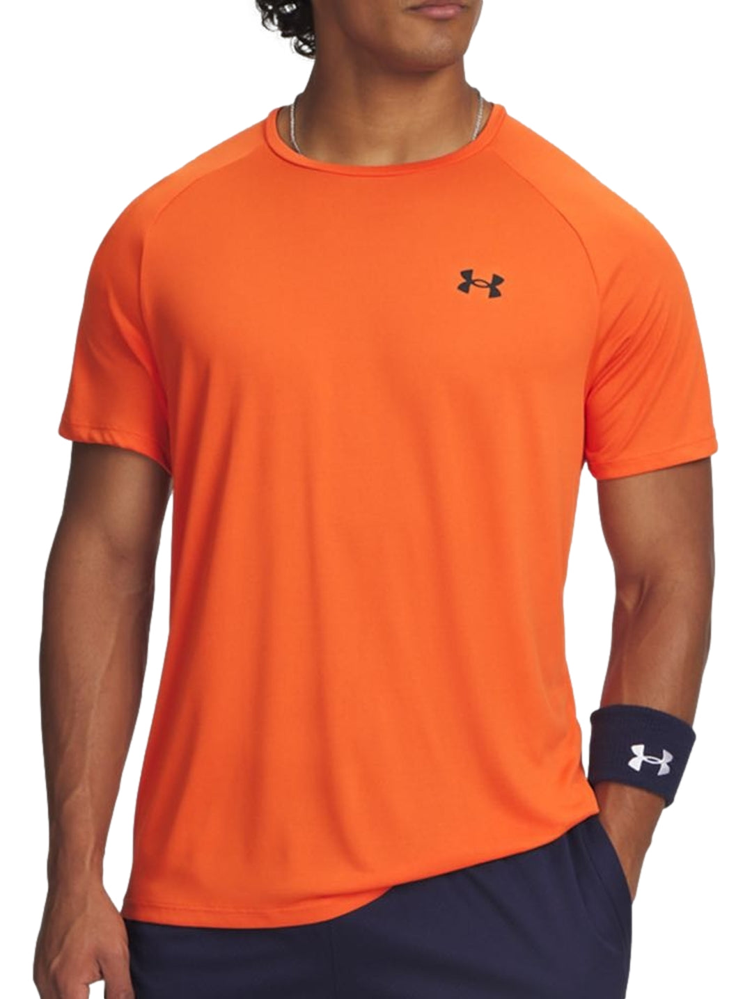 Camiseta deportiva de manga corta color naranja con logotipo de Under Armour en el pecho.