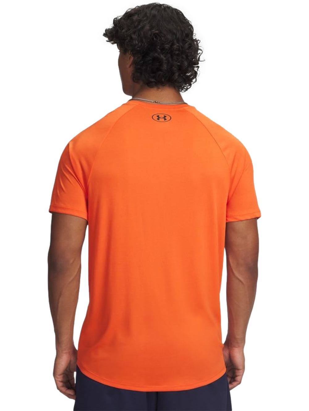 Camiseta deportiva de manga corta color naranja con logotipo de Under Armour en el pecho.