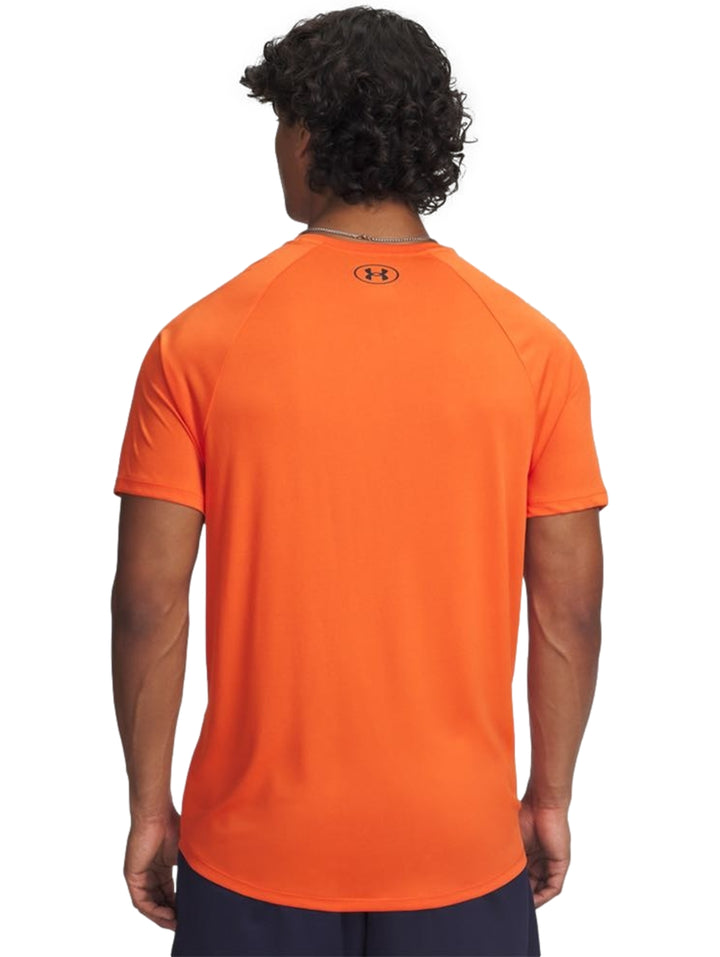 Camiseta deportiva de manga corta color naranja con logotipo de Under Armour en el pecho.