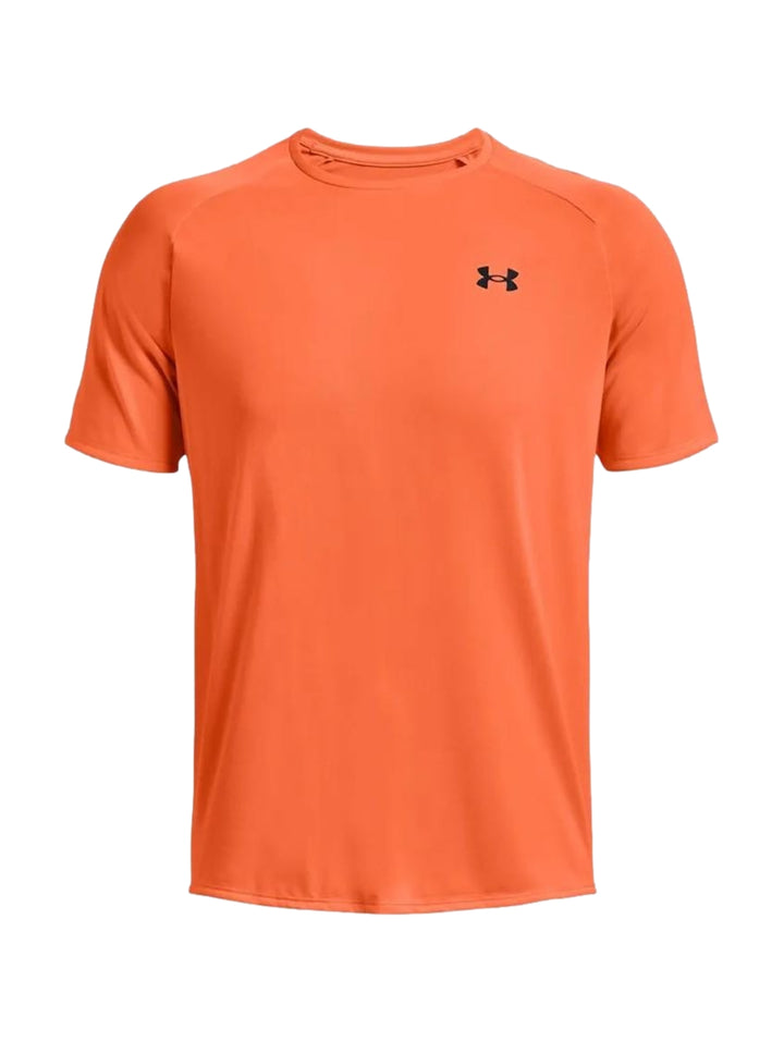 Camiseta deportiva de manga corta color naranja con logotipo de Under Armour en el pecho.