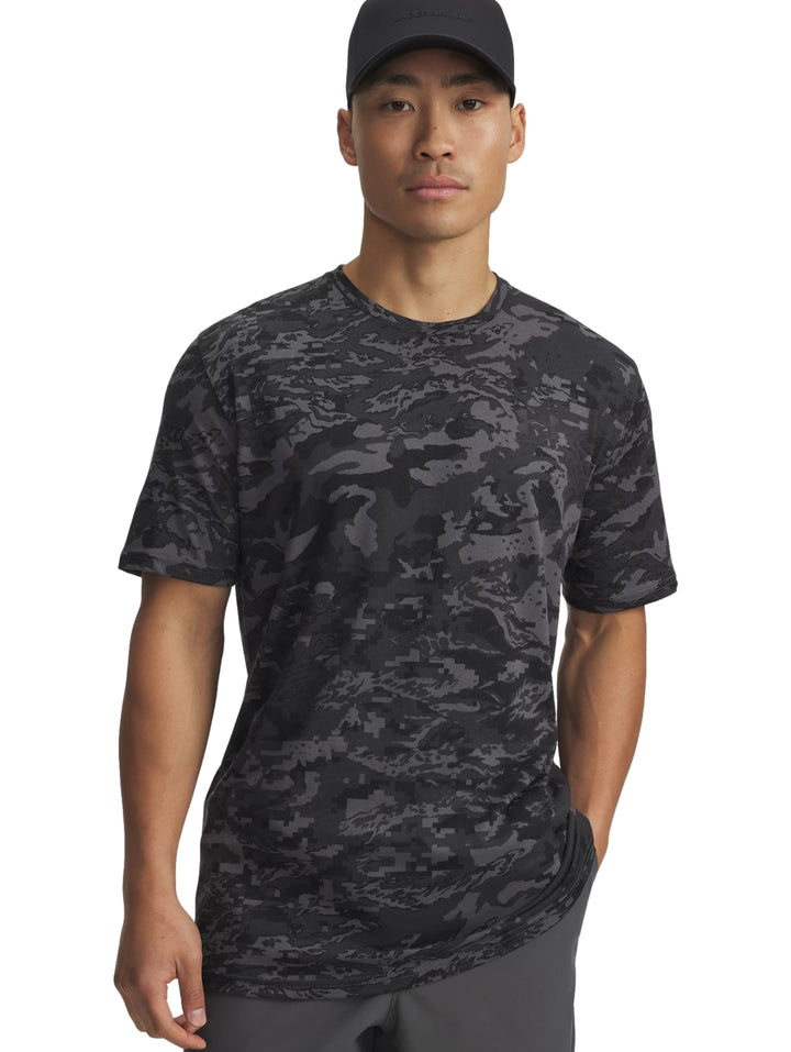 Camiseta deportiva de manga corta con estampado de camuflaje en colores gris y negro.