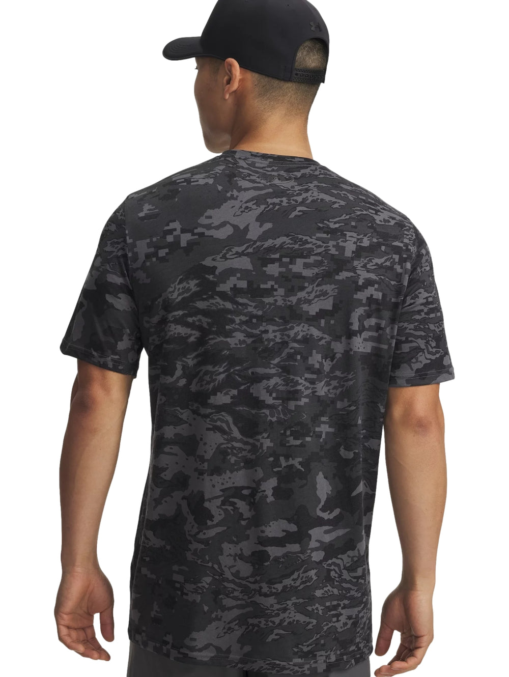 Camiseta deportiva de manga corta con estampado de camuflaje en colores gris y negro.