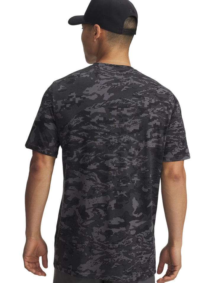 Camiseta deportiva de manga corta con estampado de camuflaje en colores gris y negro.