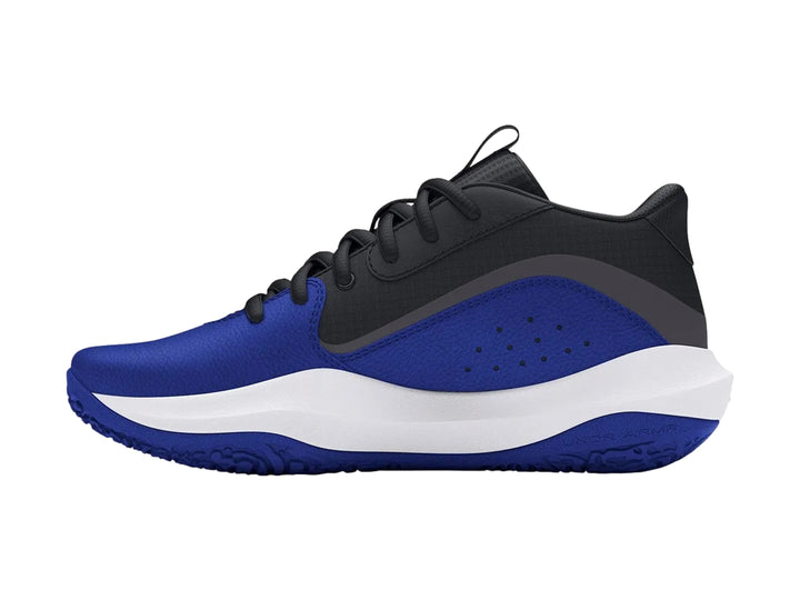 Tenis de baloncesto Under Armour en colores azul, negro y blanco.
