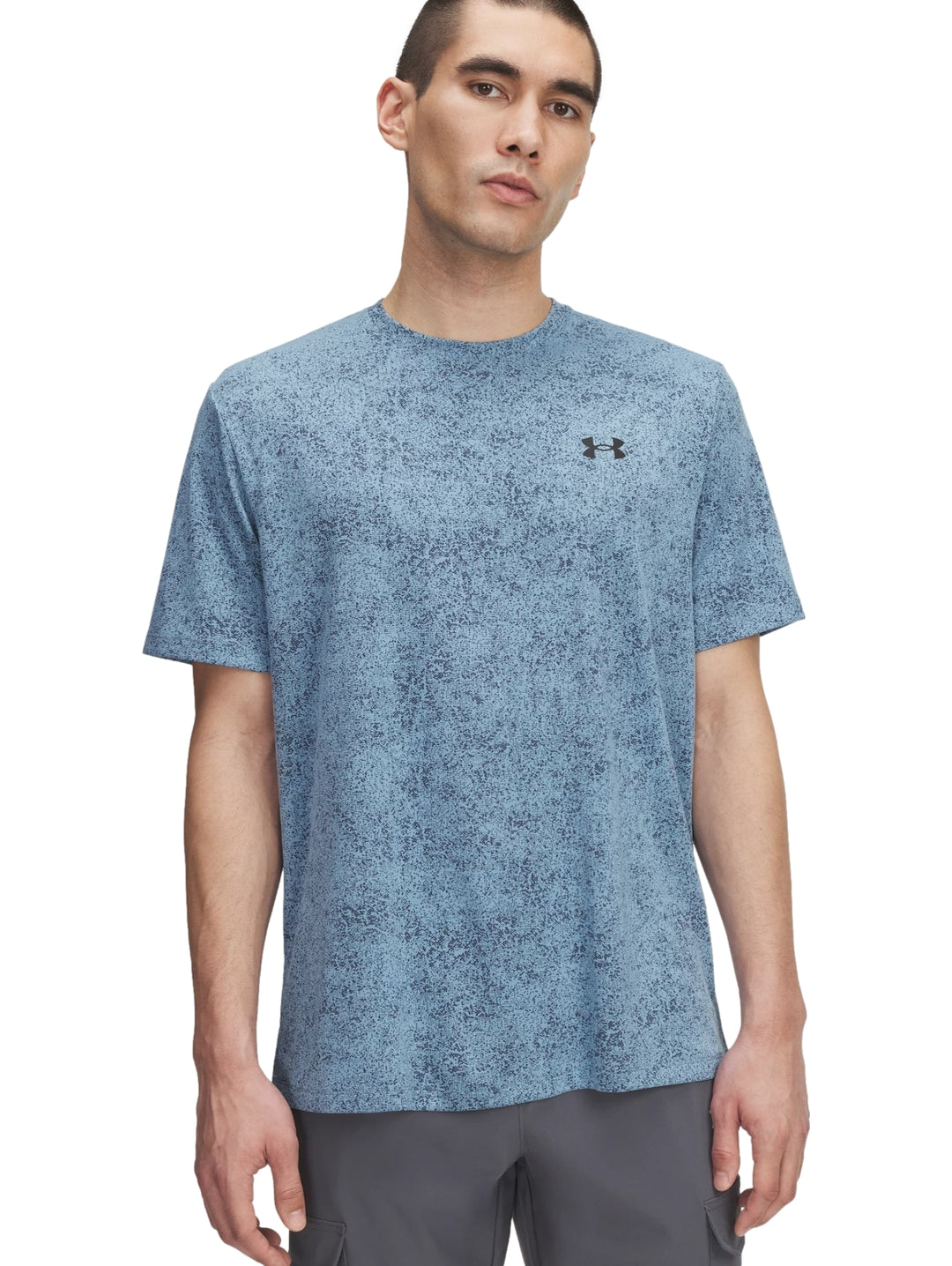 Camiseta deportiva Under Armour azul con diseño pixelado y cuello redondo.