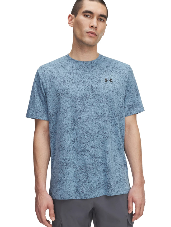 Camiseta deportiva Under Armour azul con diseño pixelado y cuello redondo.