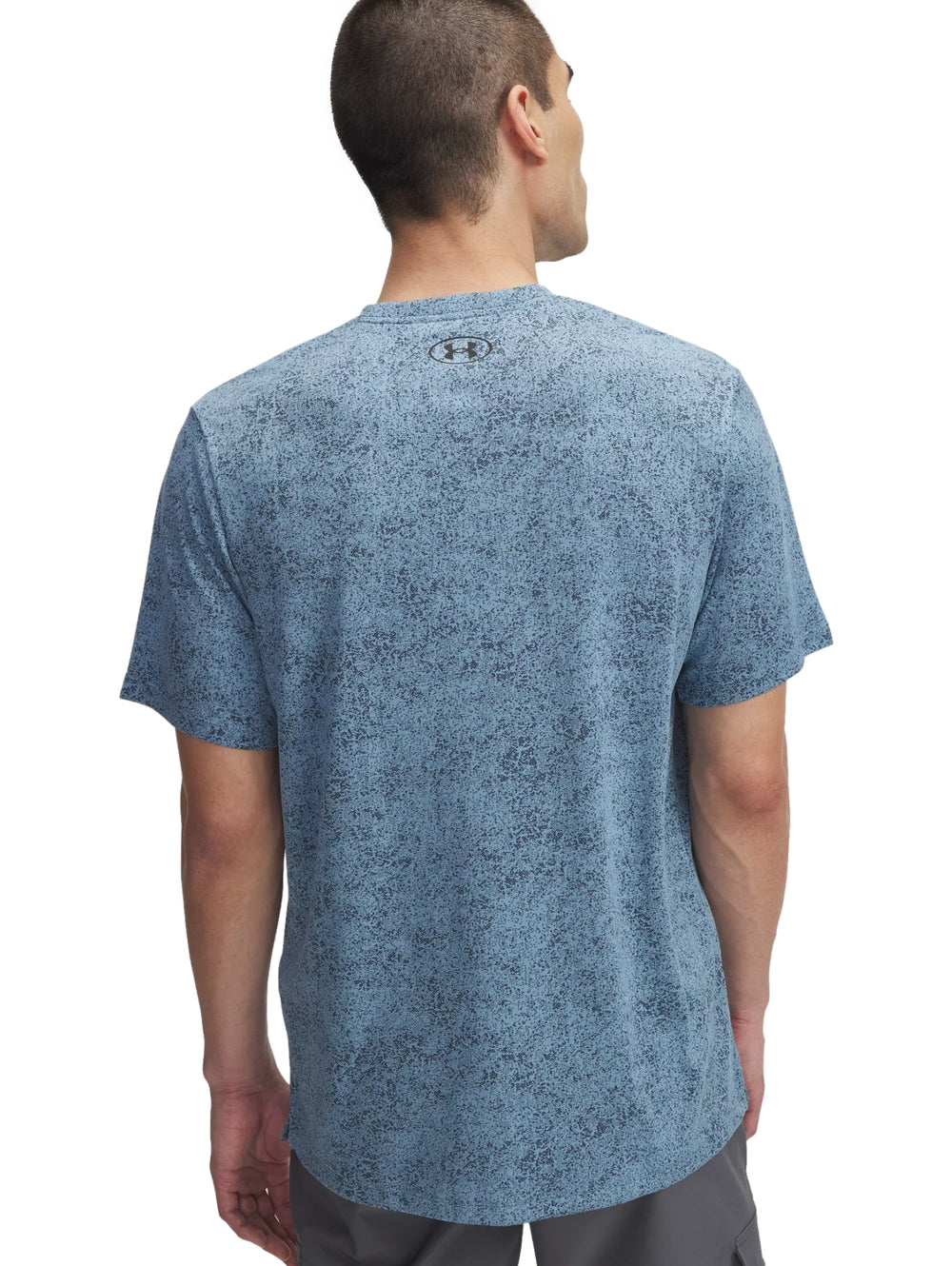 Camiseta deportiva Under Armour azul con diseño pixelado y cuello redondo.