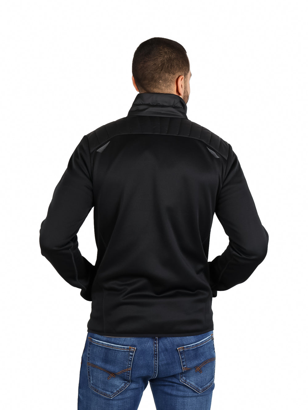 Hombre vistiendo una chamarra acolchada color negro de la marca Eddie Bauer.