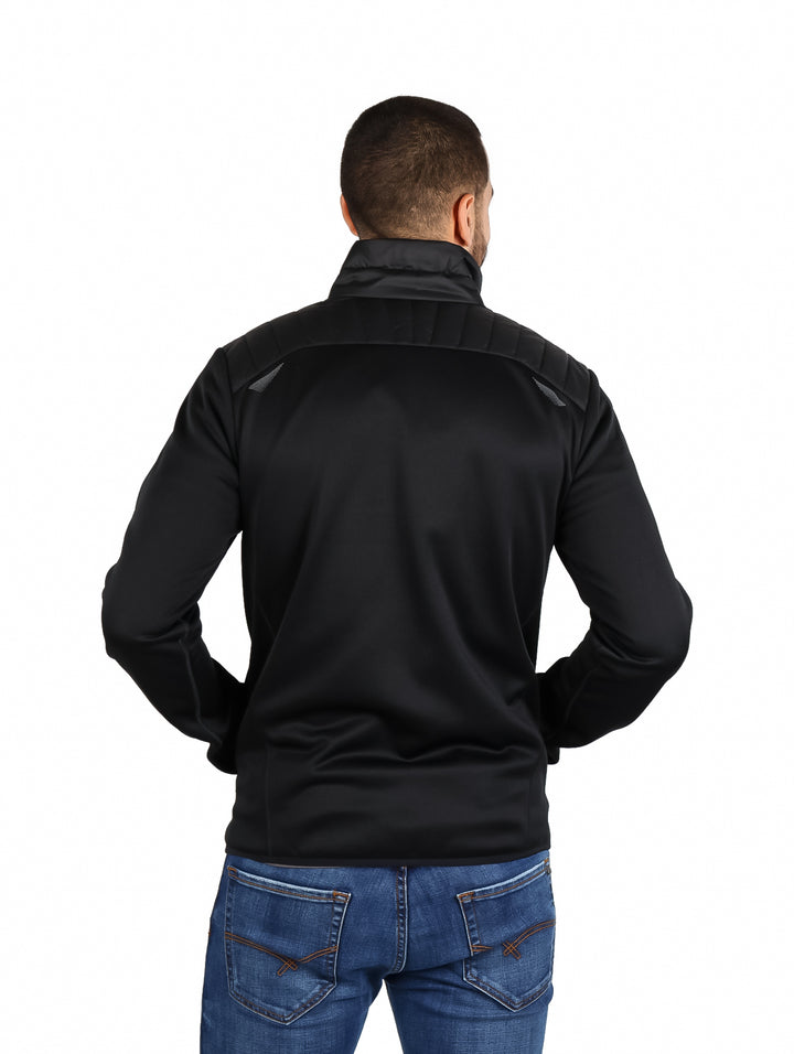 Hombre vistiendo una chamarra acolchada color negro de la marca Eddie Bauer.
