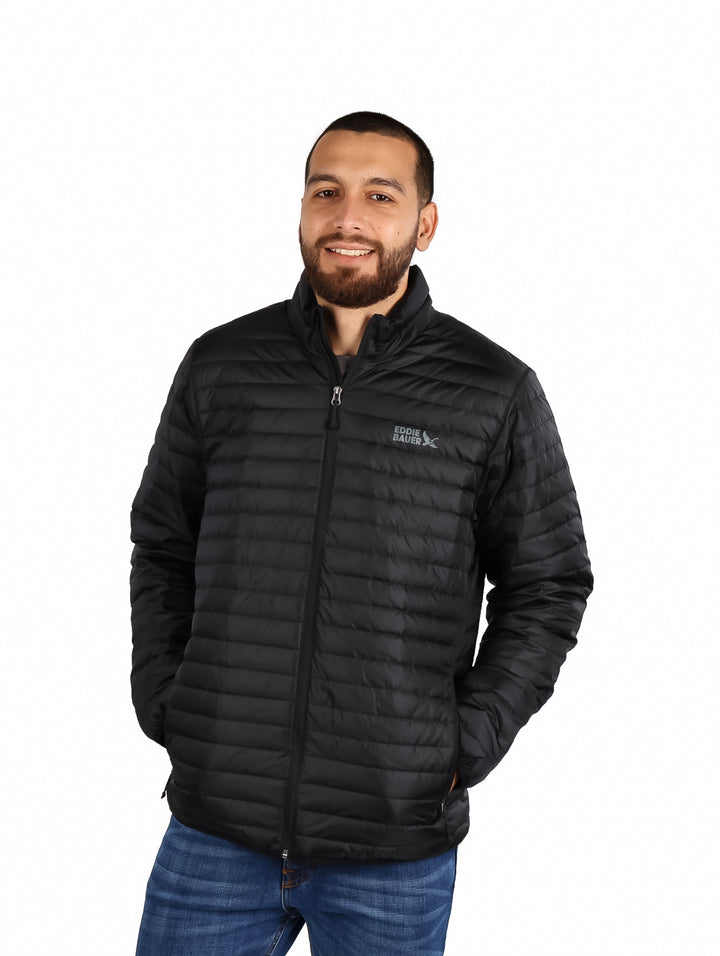 Hombre vistiendo una chamarra acolchada color negro de la marca Eddie Bauer.