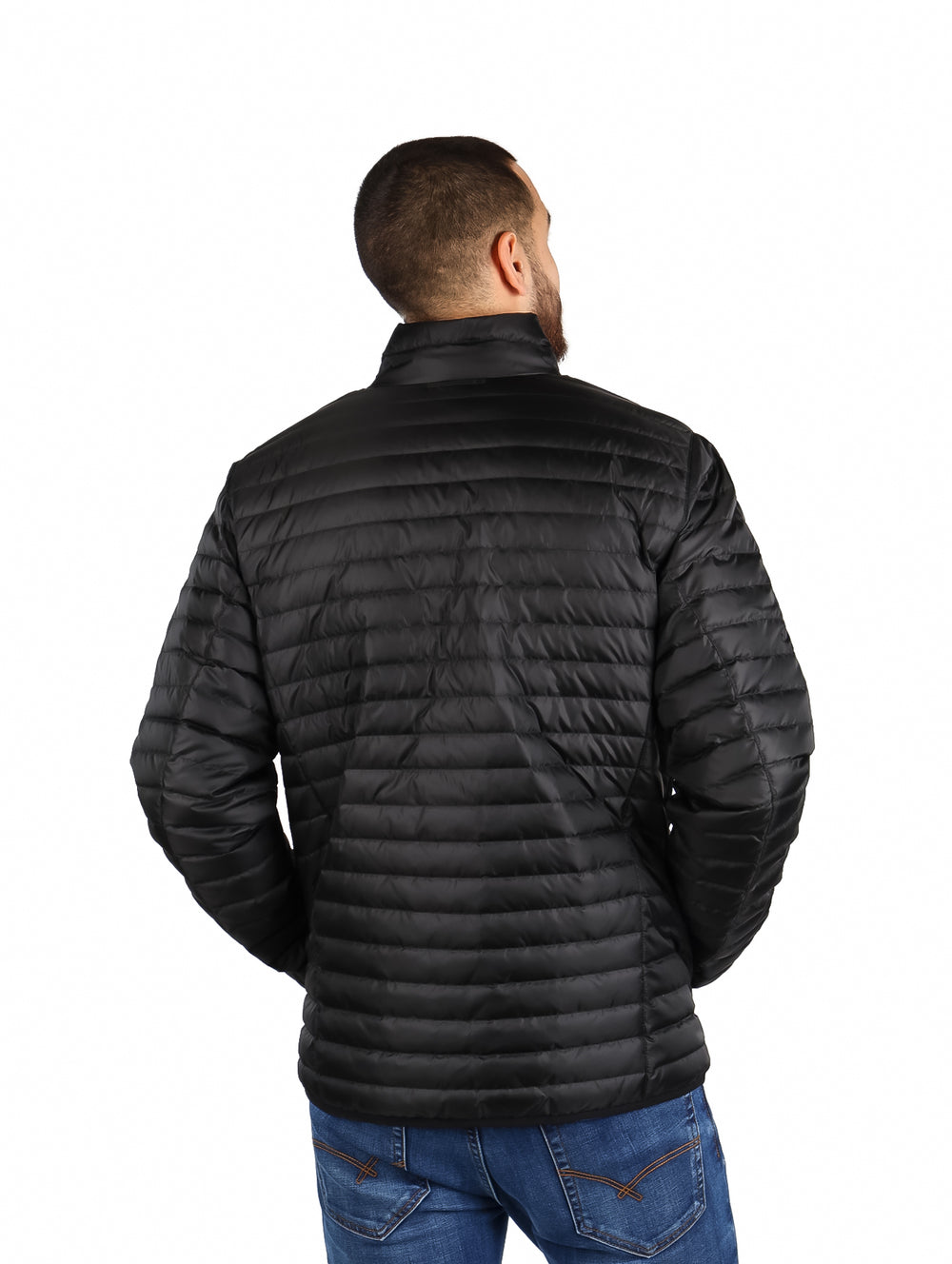 Hombre vistiendo una chamarra acolchada color negro de la marca Eddie Bauer.
