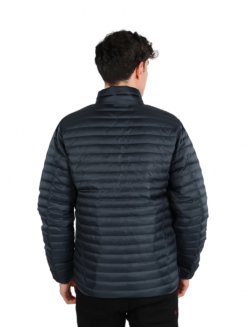 Hombre vistiendo chamarra acolchada color gris oscuro de la marca Eddie Bauer.