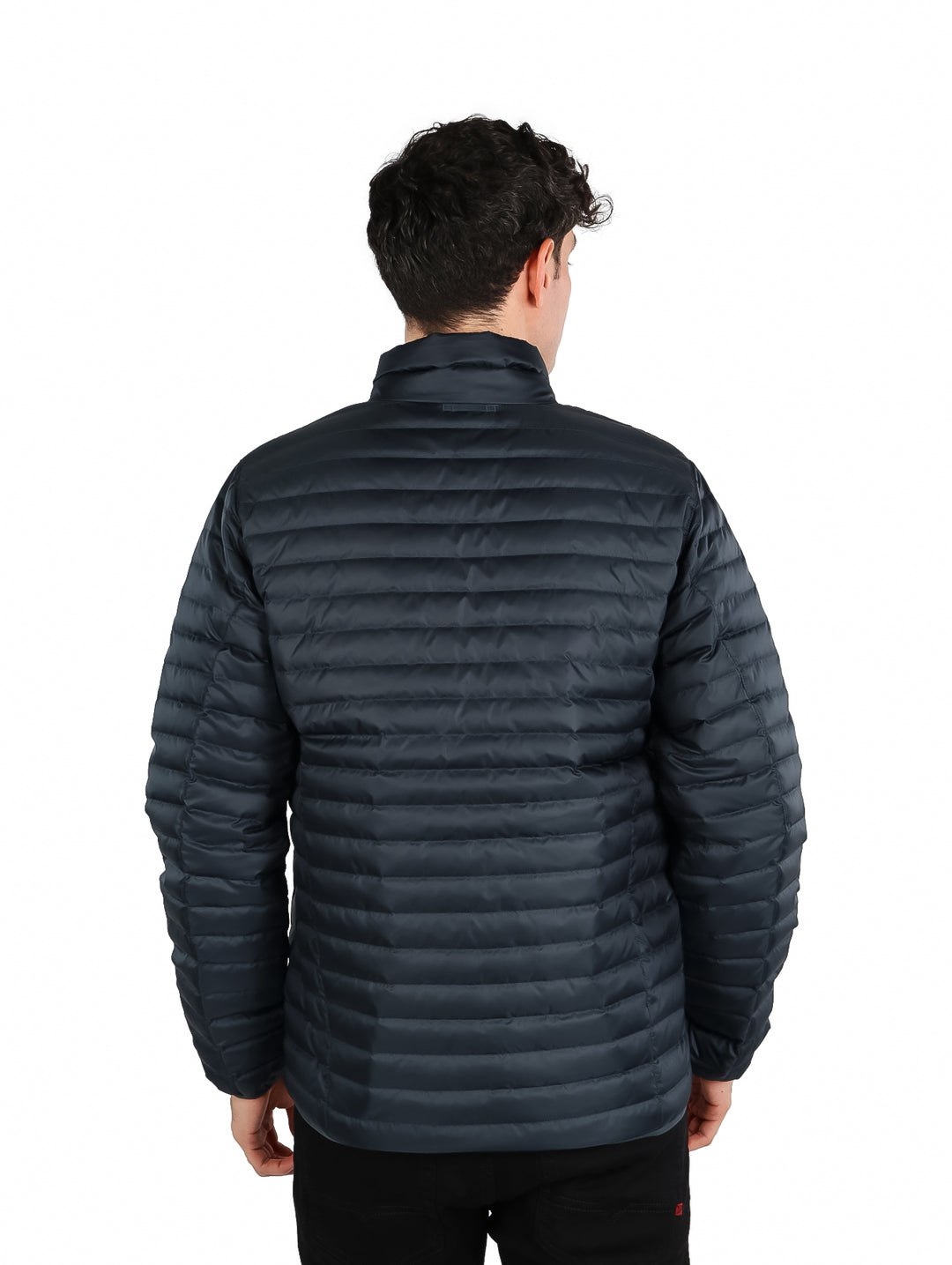 Hombre vistiendo chamarra acolchada color gris oscuro de la marca Eddie Bauer.