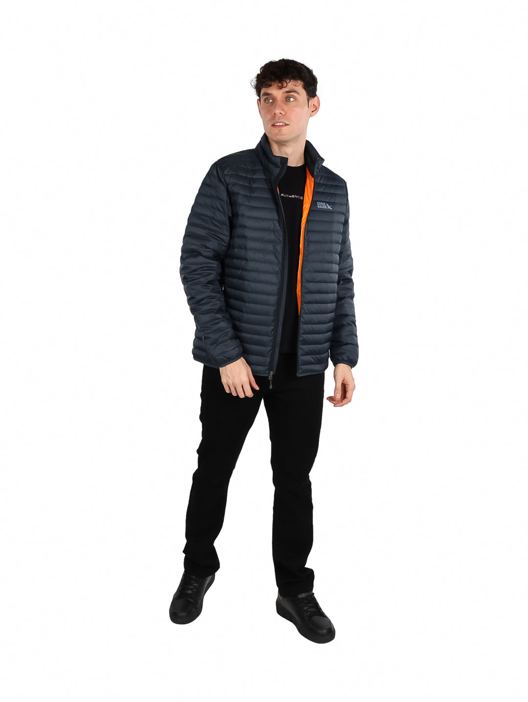 Hombre vistiendo chamarra acolchada color gris oscuro de la marca Eddie Bauer.