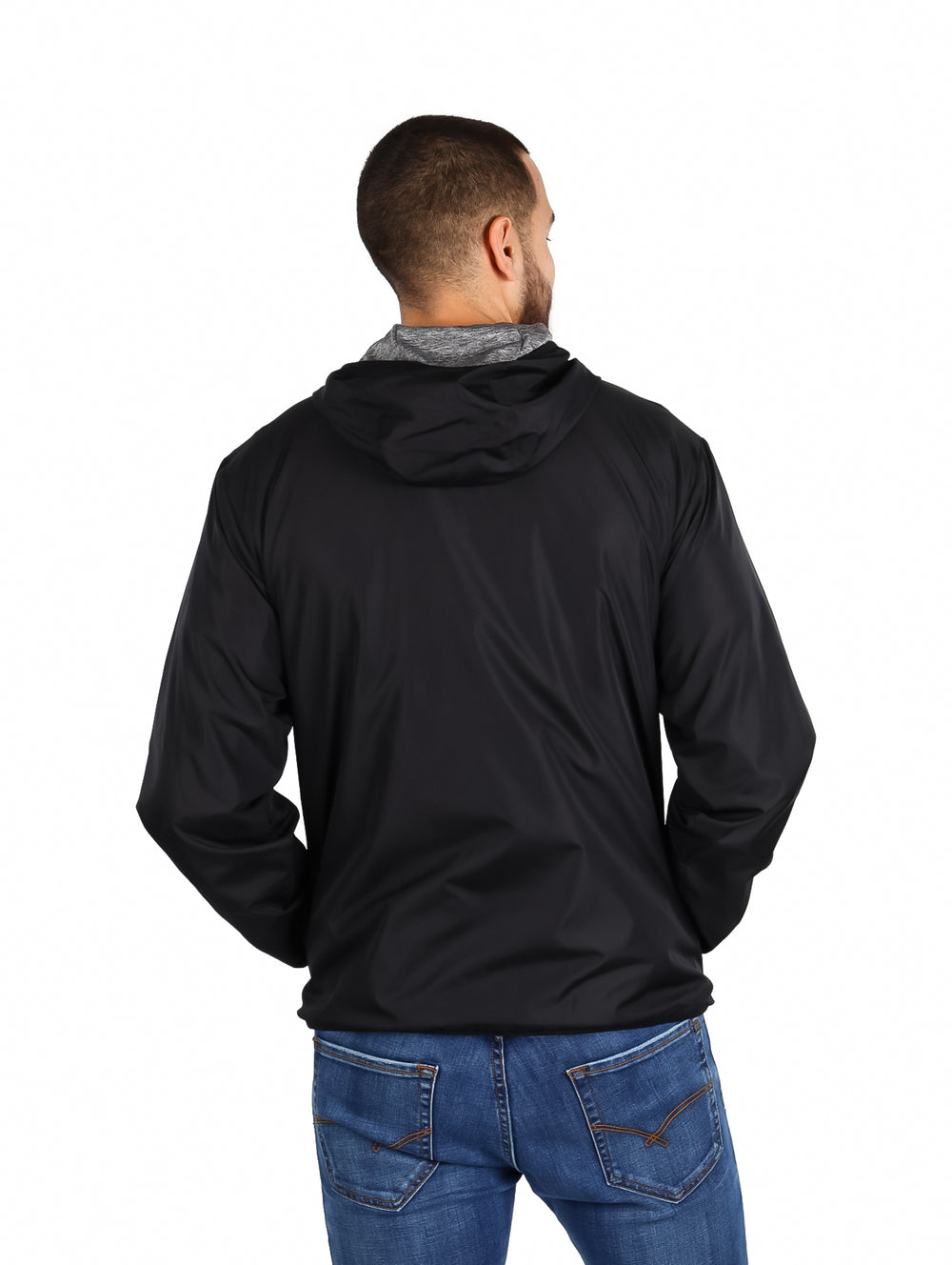 Hombre vistiendo una chaqueta rompevientos color negro de la marca Eddie Bauer con capucha.