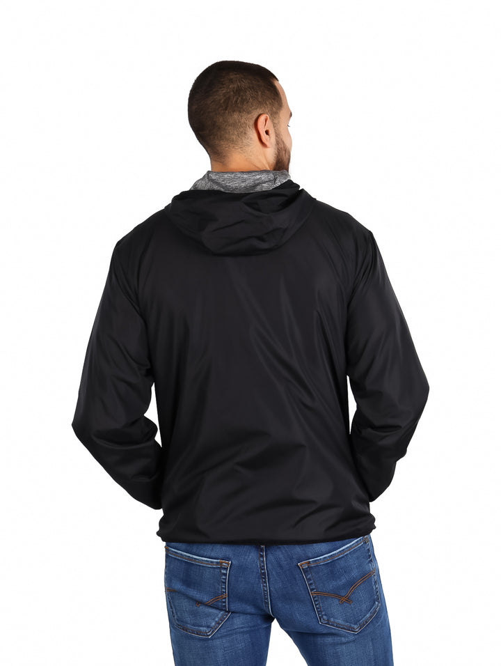 Hombre vistiendo una chaqueta rompevientos color negro de la marca Eddie Bauer con capucha.