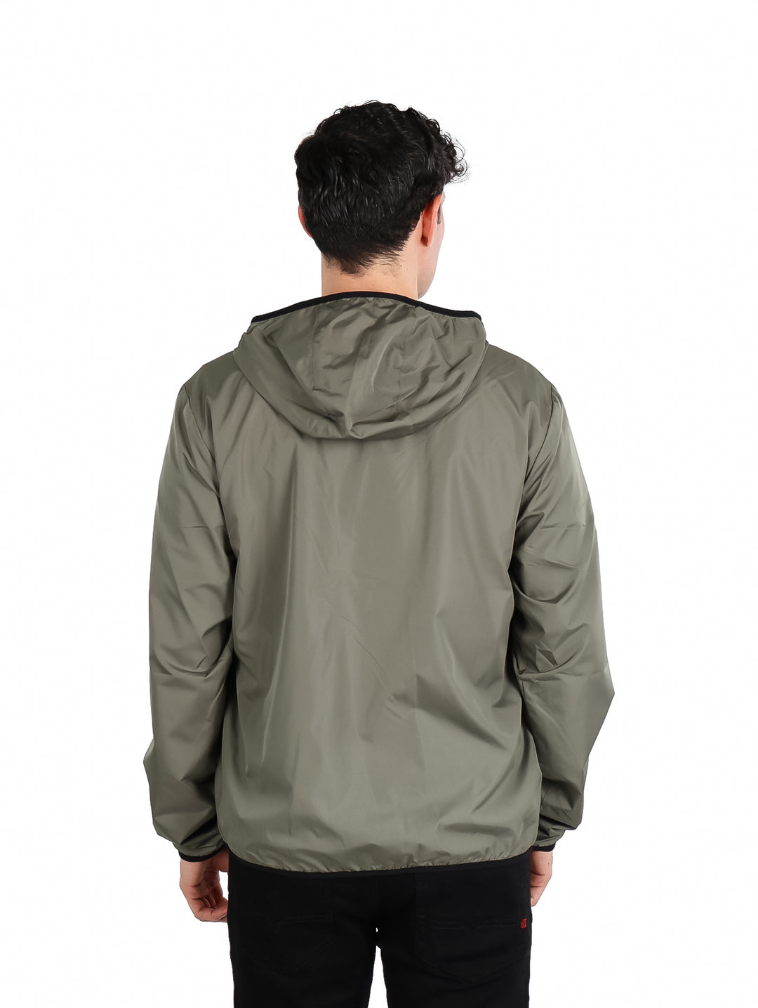 Hombre vistiendo una chamarra verde con capucha de la marca Eddie Bauer.