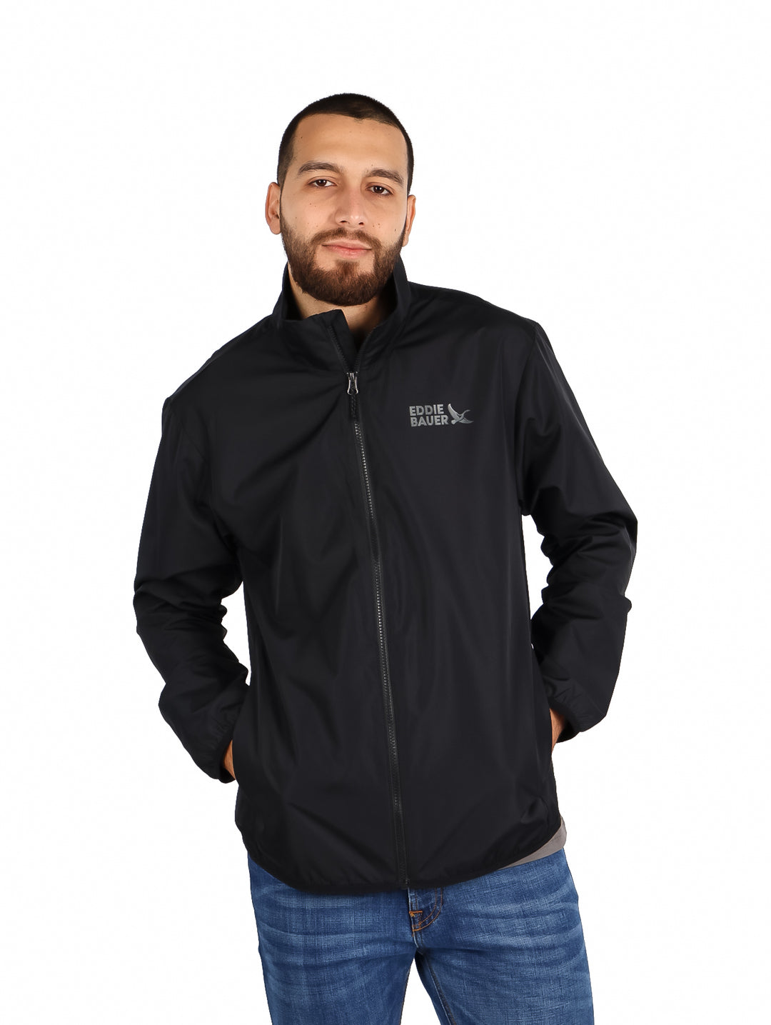 Hombre vistiendo una chaqueta cortavientos negra de la marca Eddie Bauer con cierre frontal.