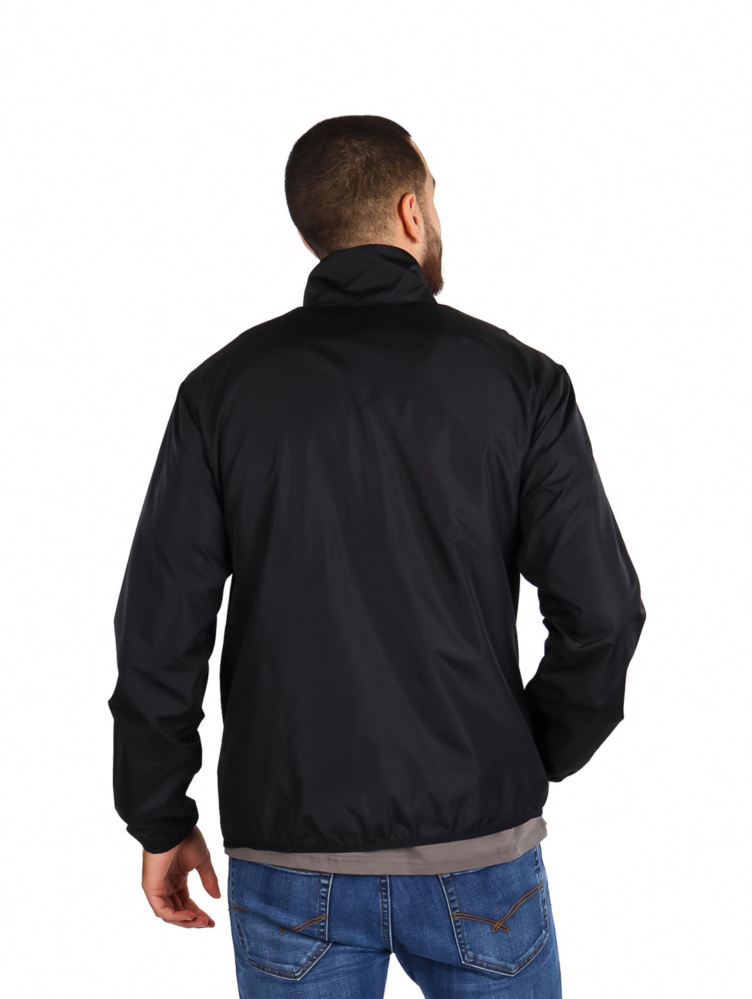 Hombre vistiendo una chaqueta cortavientos negra de la marca Eddie Bauer con cierre frontal.