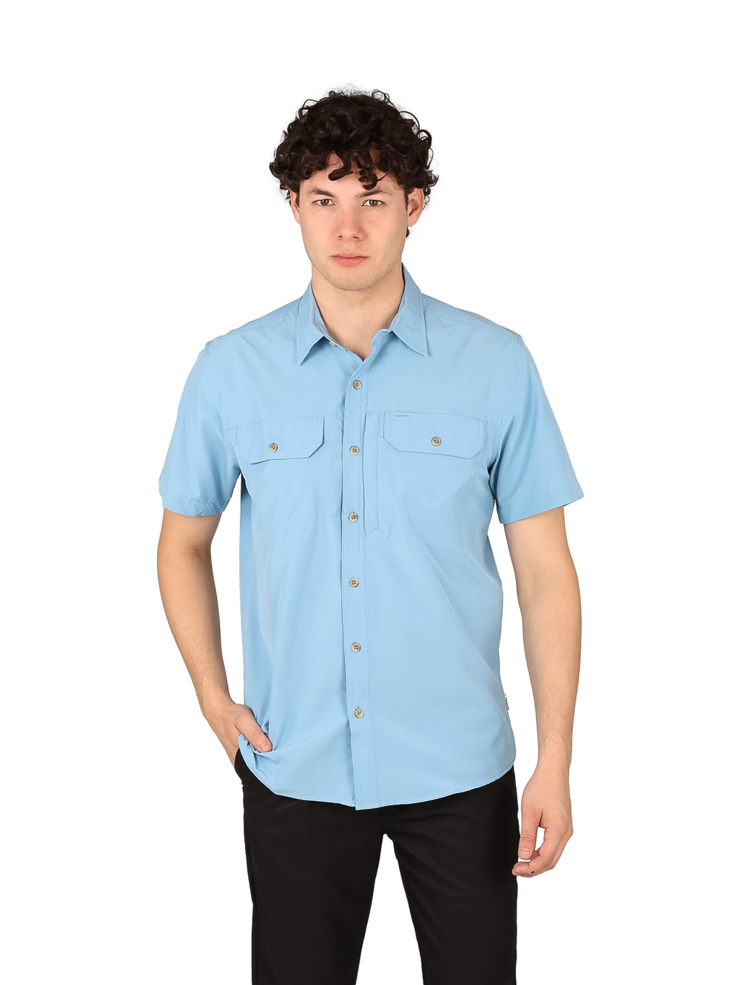 Hombre vistiendo una camisa de manga corta color azul claro con dos bolsillos frontales.