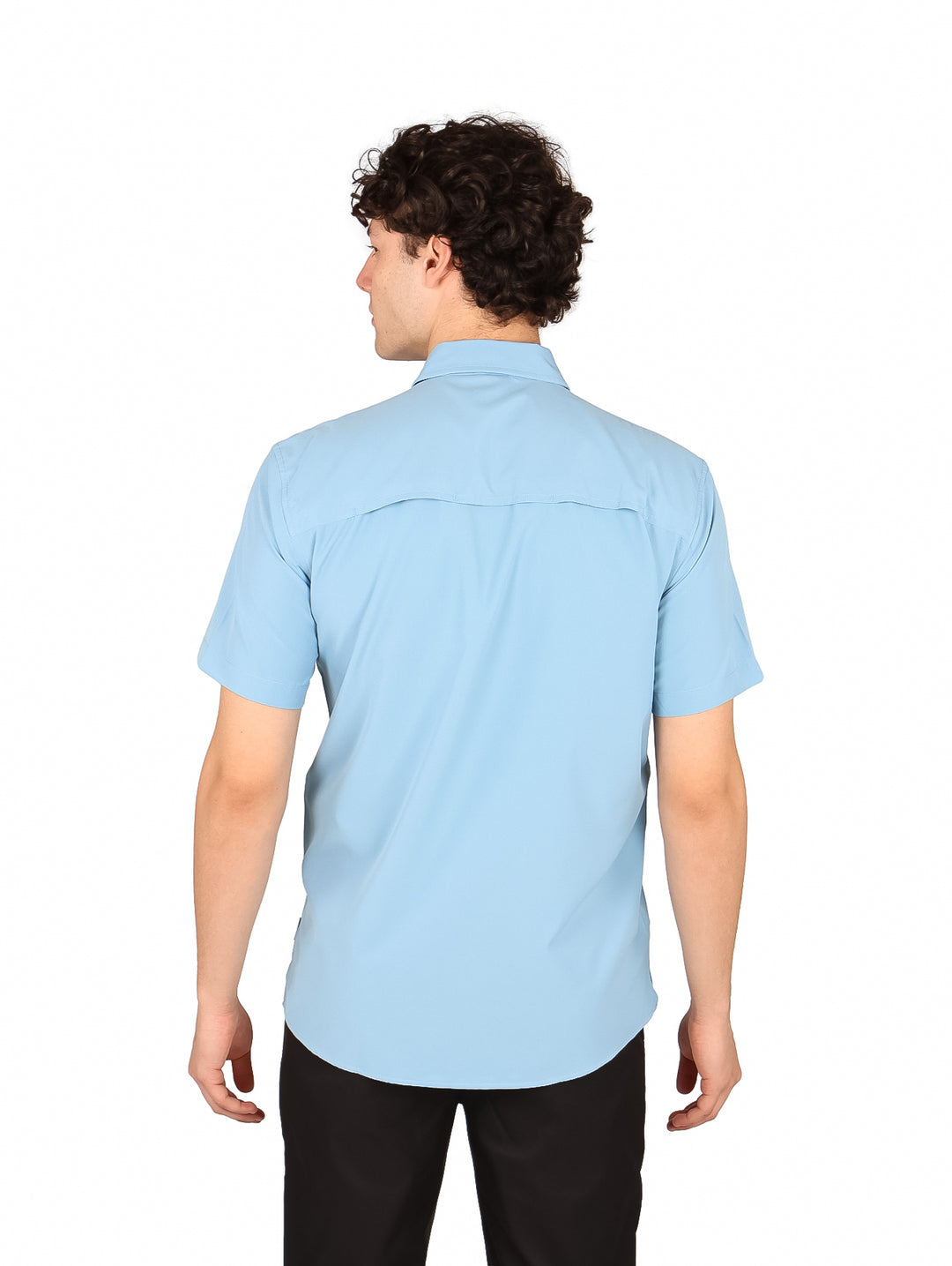 Hombre vistiendo una camisa de manga corta color azul claro con dos bolsillos frontales.