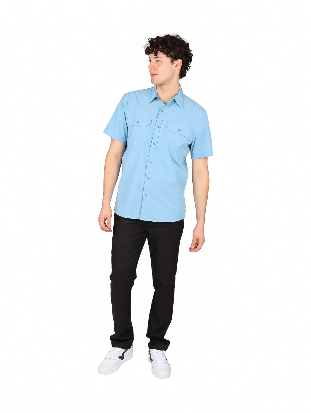 Hombre vistiendo una camisa de manga corta color azul claro con dos bolsillos frontales.