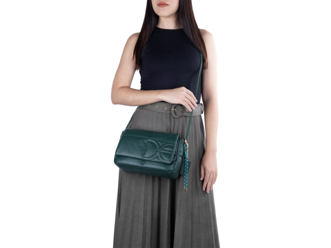 Bolso Cloe color petróleo con diseño acolchado, correa de cadena y detalle colgante dorado.