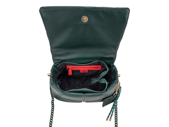 Bolso Cloe color petróleo con diseño acolchado, correa de cadena y detalle colgante dorado.