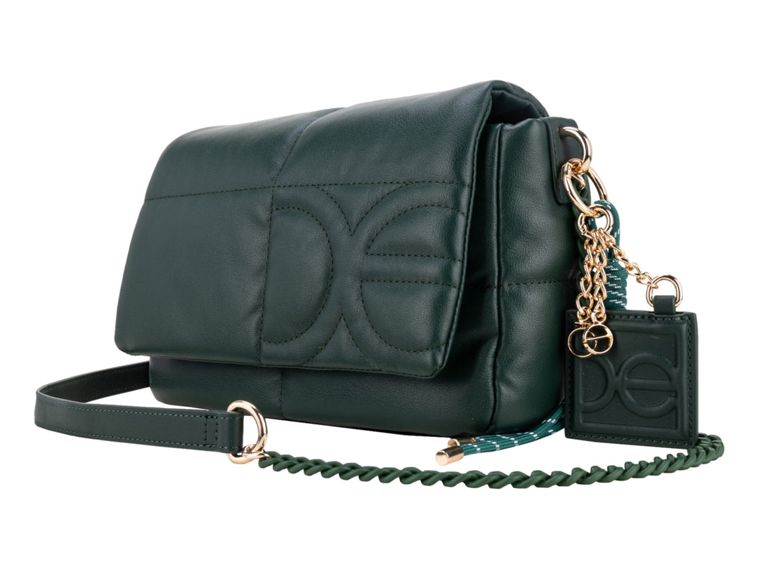 Bolso Cloe color petróleo con diseño acolchado, correa de cadena y detalle colgante dorado.