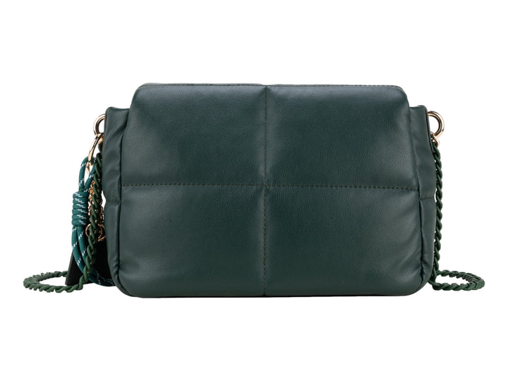 Bolso Cloe color petróleo con diseño acolchado, correa de cadena y detalle colgante dorado.