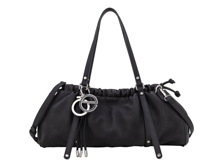 Bolsa de hombro Cloe color negro con detalles plateados y diseño fruncido.