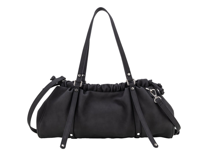 Bolsa de hombro Cloe color negro con detalles plateados y diseño fruncido.
