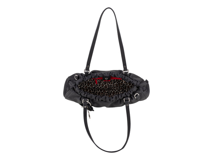 Bolsa de hombro Cloe color negro con detalles plateados y diseño fruncido.