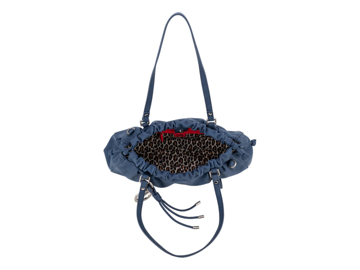 Bolsa de hombro Cloe en color azul marino con detalles plateados y diseño fruncido.