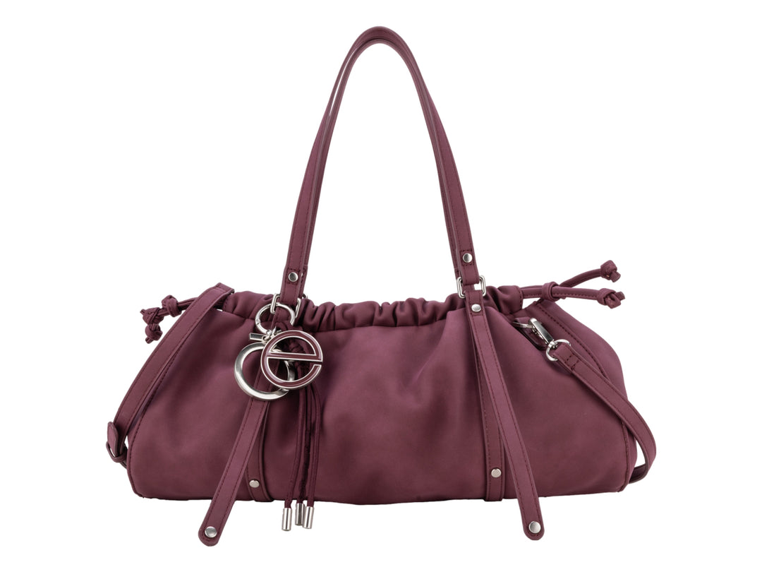 Bolsa de hombro Cloe color tinto con diseño fruncido y herrajes plateados.