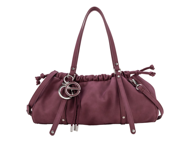 Bolsa de hombro Cloe color tinto con diseño fruncido y herrajes plateados.