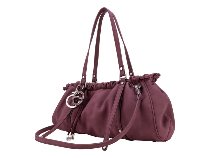 Bolsa de hombro Cloe color tinto con diseño fruncido y herrajes plateados.