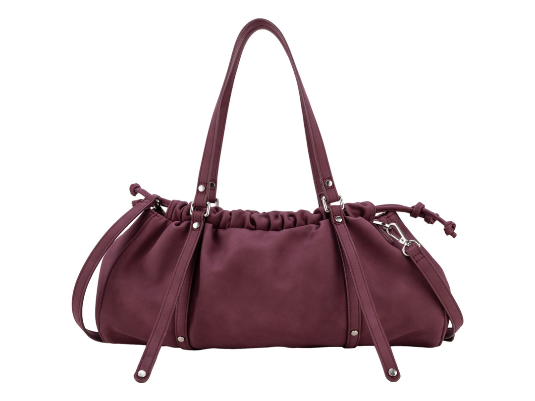 Bolsa de hombro Cloe color tinto con diseño fruncido y herrajes plateados.