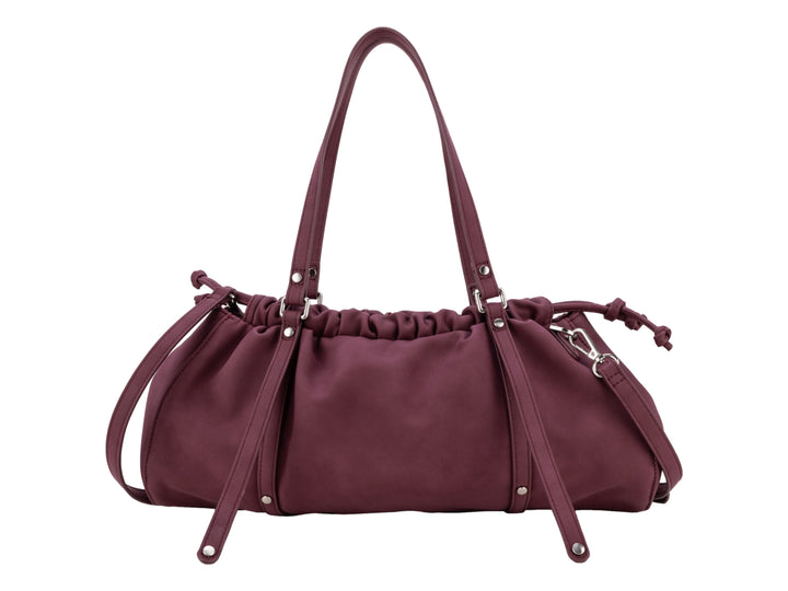 Bolsa de hombro Cloe color tinto con diseño fruncido y herrajes plateados.