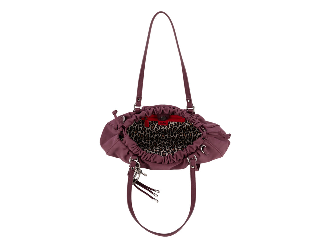 Bolsa de hombro Cloe color tinto con diseño fruncido y herrajes plateados.