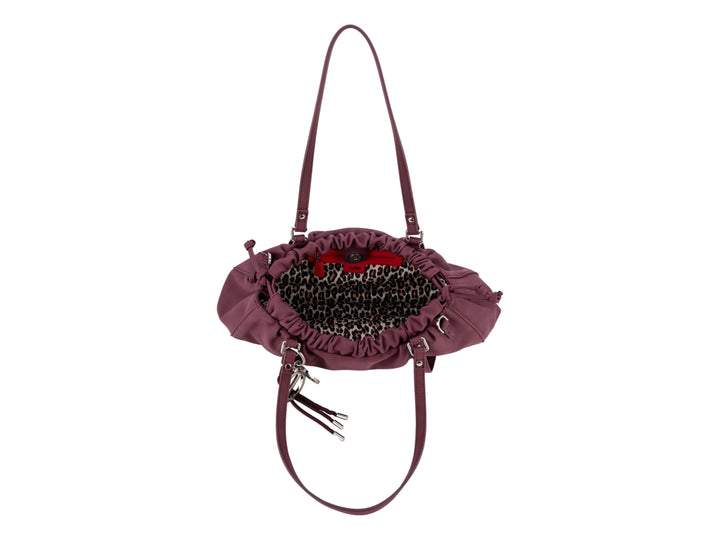 Bolsa de hombro Cloe color tinto con diseño fruncido y herrajes plateados.