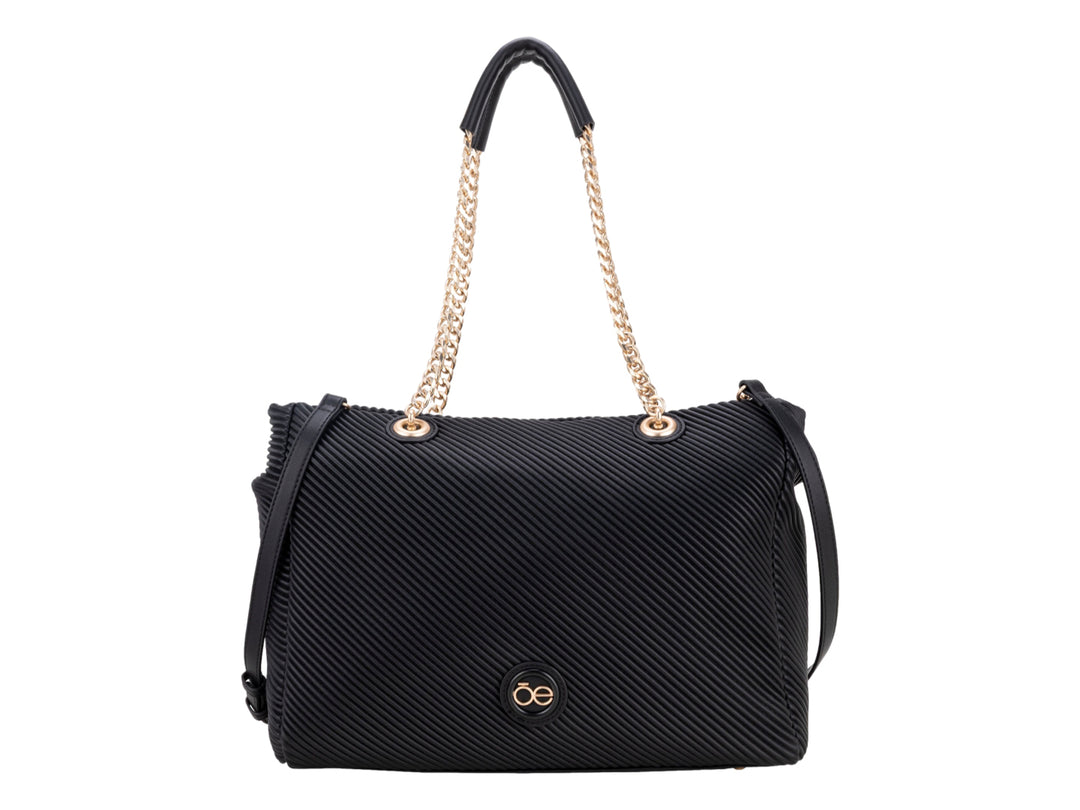 Bolsa de hombro Cloe color negro con textura diagonal, asa de cadena dorada y correa larga ajustable.
