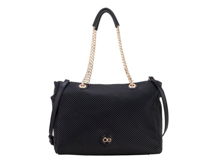 Bolsa de hombro Cloe color negro con textura diagonal, asa de cadena dorada y correa larga ajustable.