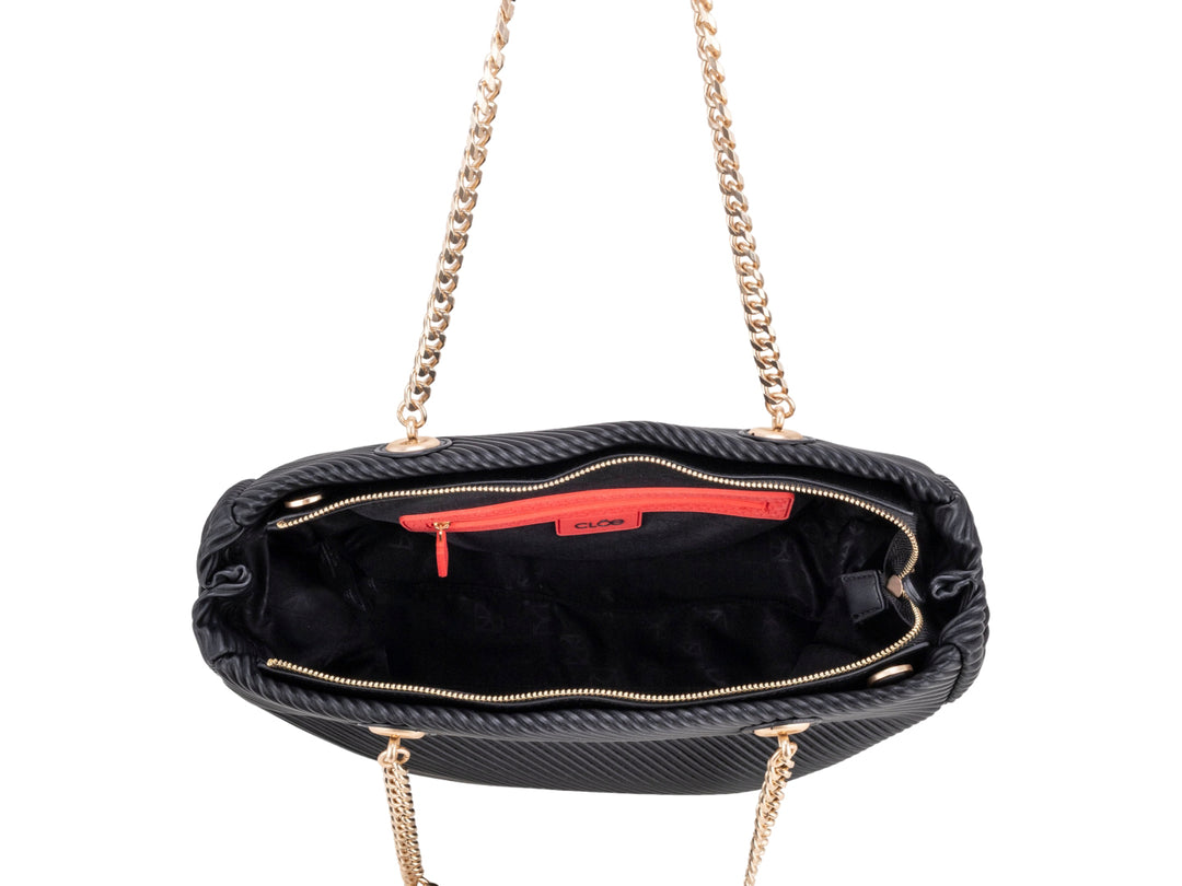 Bolsa de hombro Cloe color negro con textura diagonal, asa de cadena dorada y correa larga ajustable.