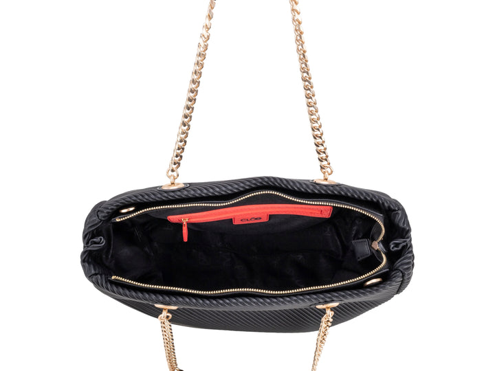 Bolsa de hombro Cloe color negro con textura diagonal, asa de cadena dorada y correa larga ajustable.