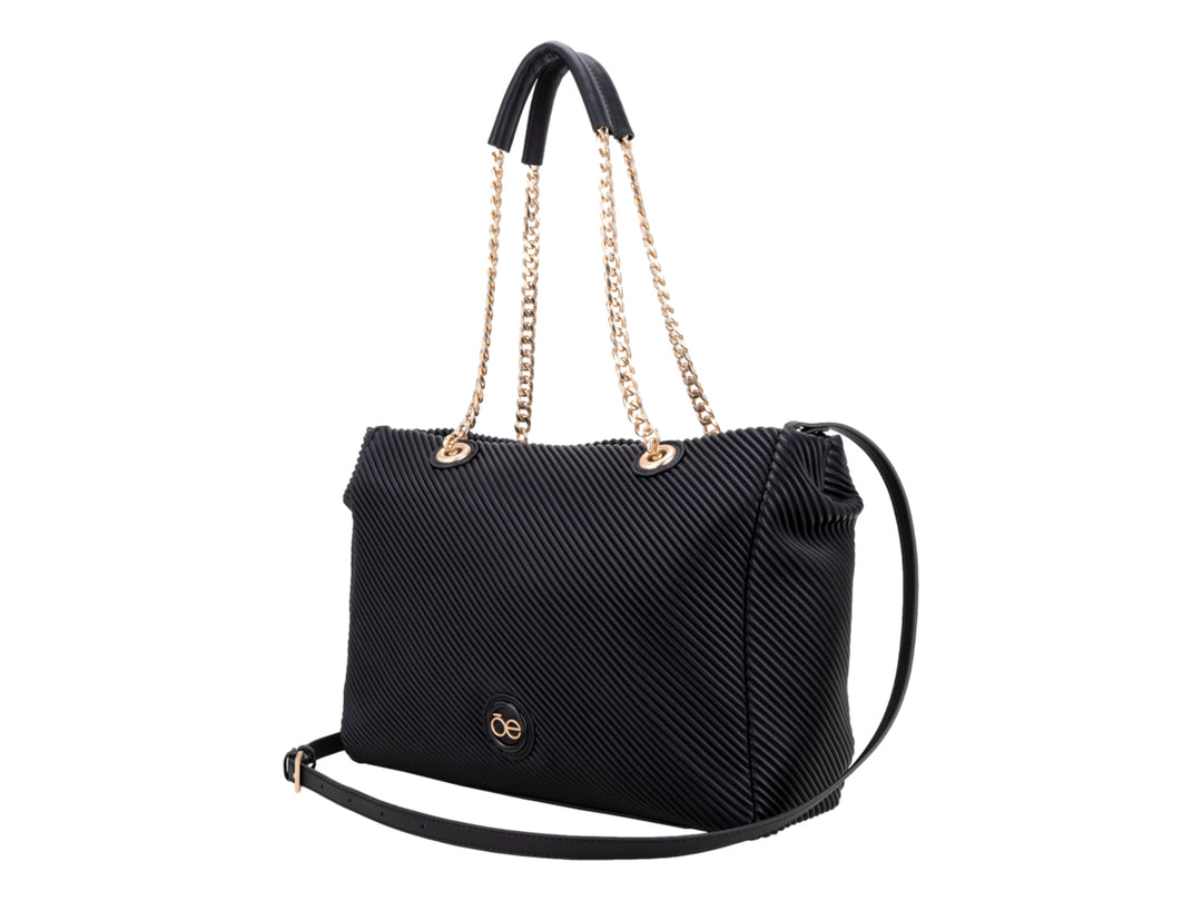 Bolsa de hombro Cloe color negro con textura diagonal, asa de cadena dorada y correa larga ajustable.