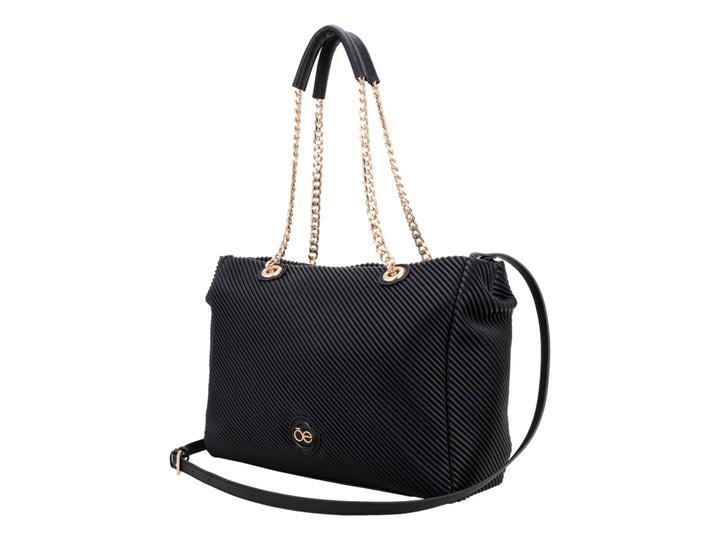 Bolsa de hombro Cloe color negro con textura diagonal, asa de cadena dorada y correa larga ajustable.