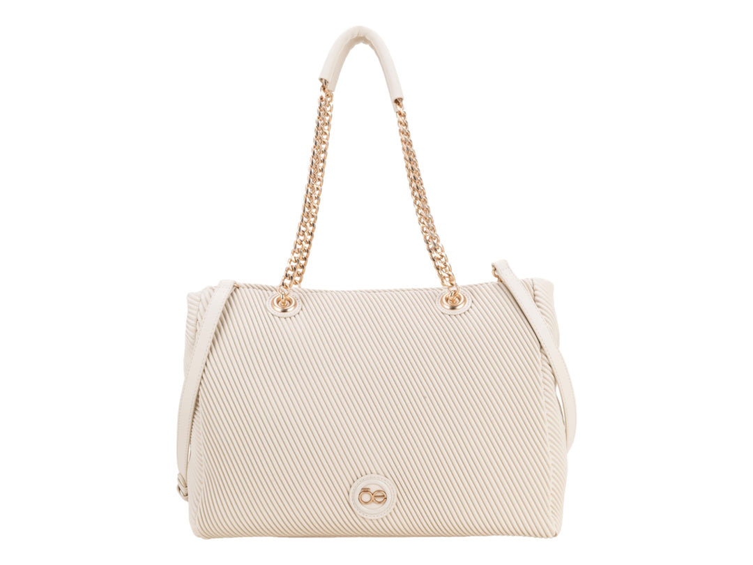 Bolsa de hombro Cloe en color beige con textura lineal y asas combinadas de material sintético y cadena dorada.