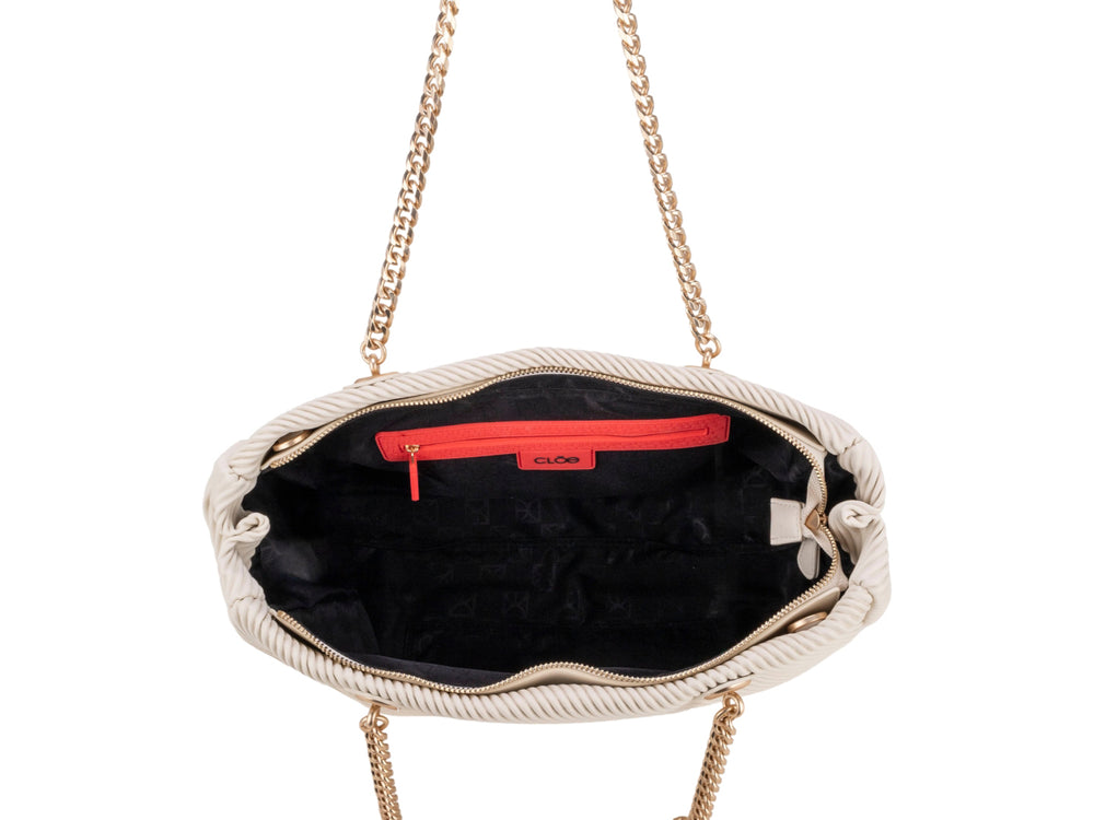 Bolsa de hombro Cloe en color beige con textura lineal y asas combinadas de material sintético y cadena dorada.