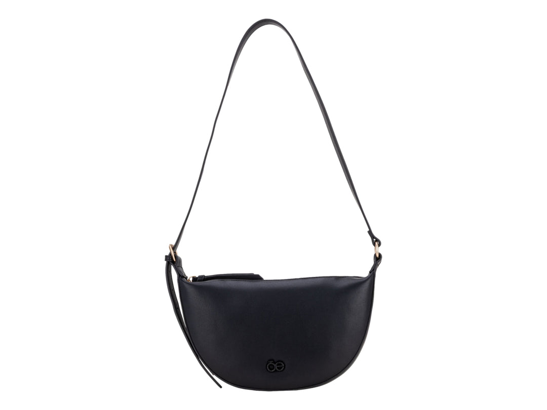 Bolso Cloe de color negro con forma semicircular, correa larga y detalles metálicos en dorado.
